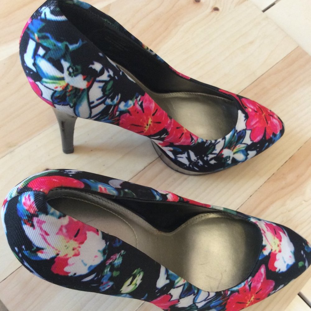 Multi Colored Pump - Picture 3 of 7